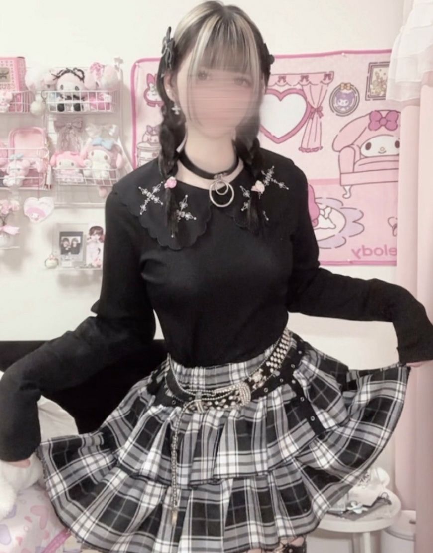 ililil イルイルイル 地雷ちゃんの覗かせクロスリブカットソー ililil【イルイルイル】地雷ちゃんの覗かせクロスリブカットソー/全1色