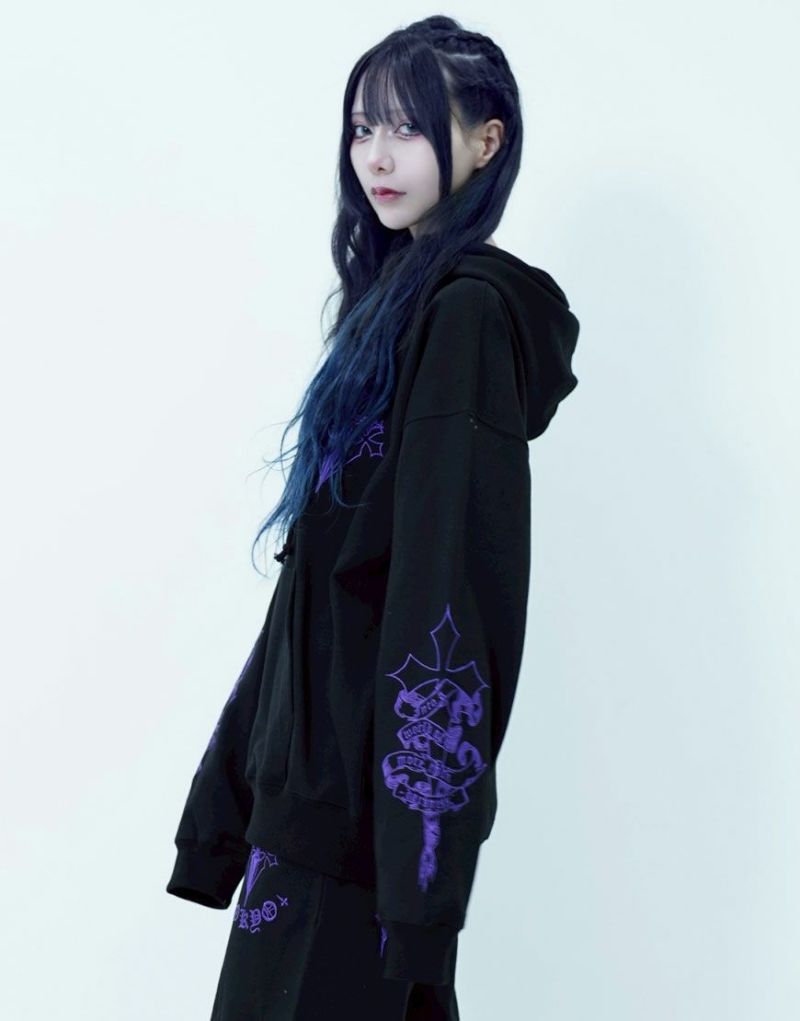 レフレム クロス刺繍パーカー REFLEM（レフレム）の「『REFLEM/レフレム』クロス刺繍ZIP